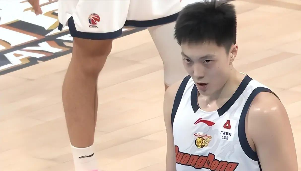 广东男篮输北京，郭艾伦评价太中肯：徐杰爱犯规、胡明轩心态很稳