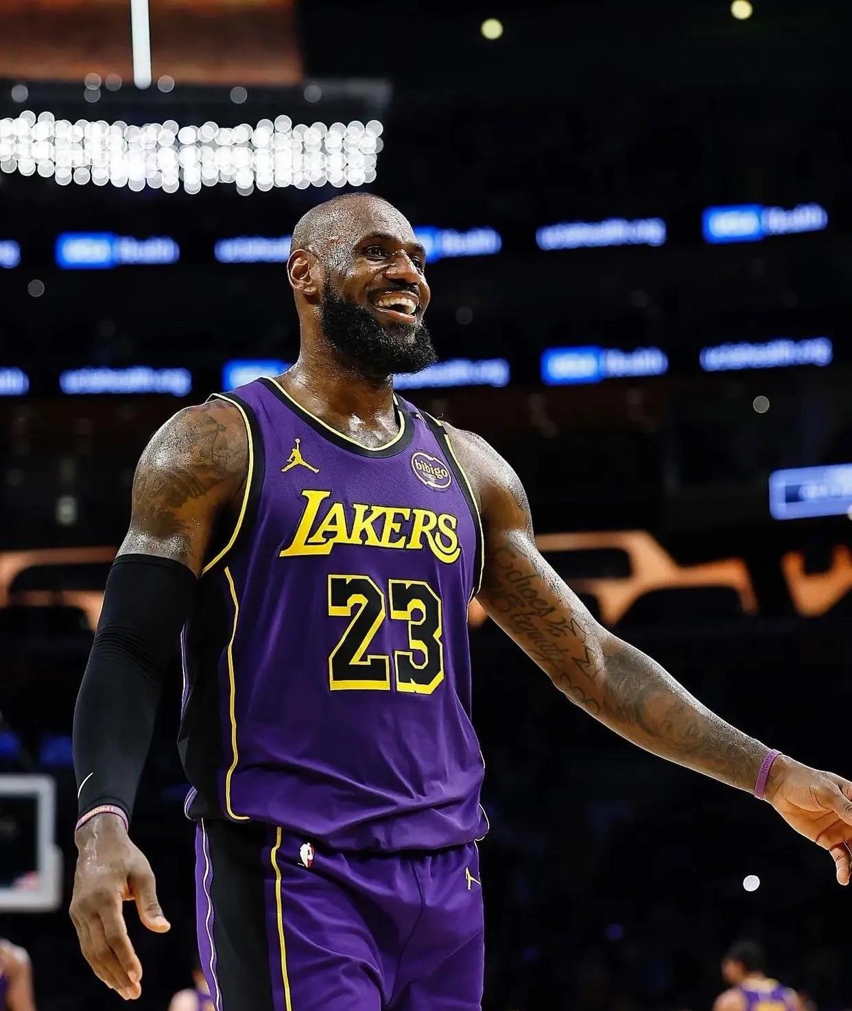 湖人全员状态集体迷失，老詹独木难支撑，伤病短板加剧赛场颓势